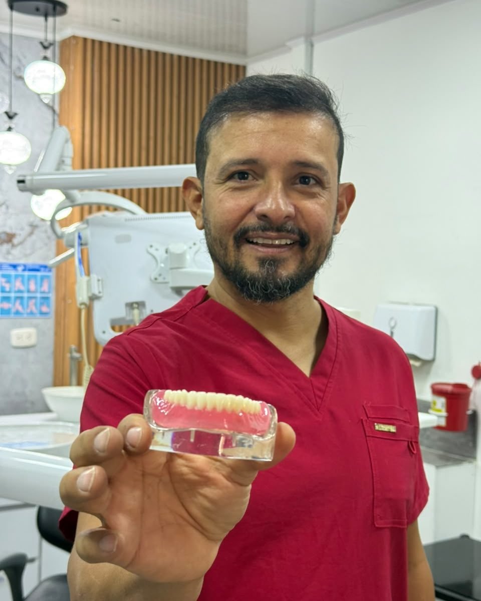 Odontólogo del Consultorio Dental Sabogal con una prótesis dental